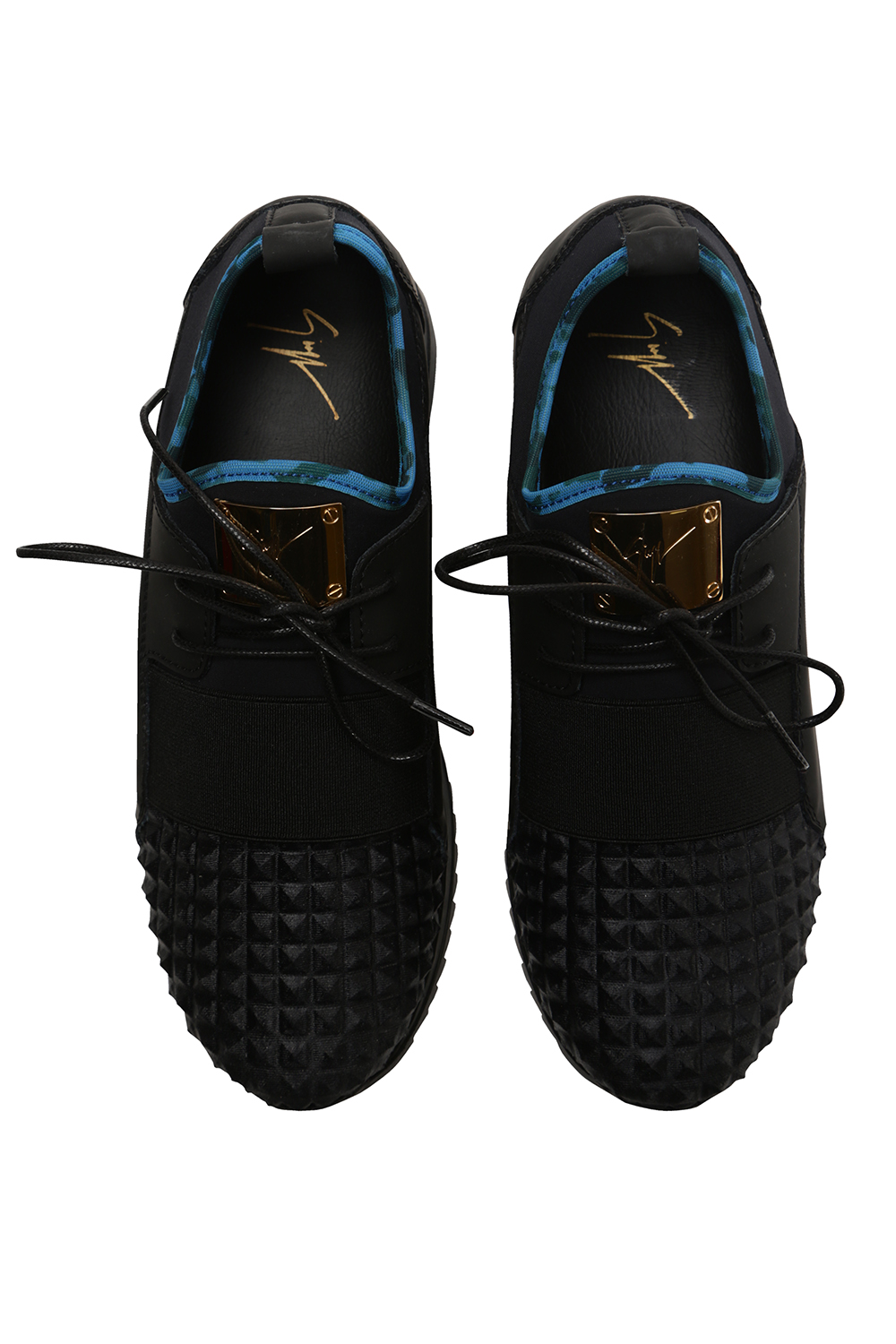 Чёрные кроссовки на шнуровке