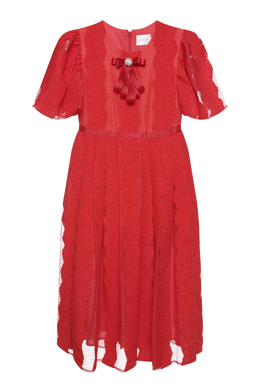 Красное платье с плиссированной юбкой