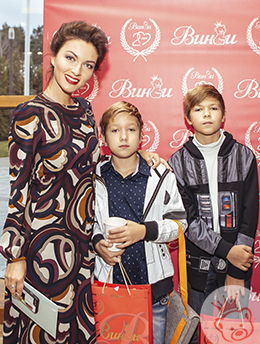 Юлия Такшина с сыном Иваном и Фёдором